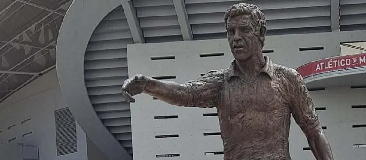 Estatúa de Luis Aragonés en el Metropolitano