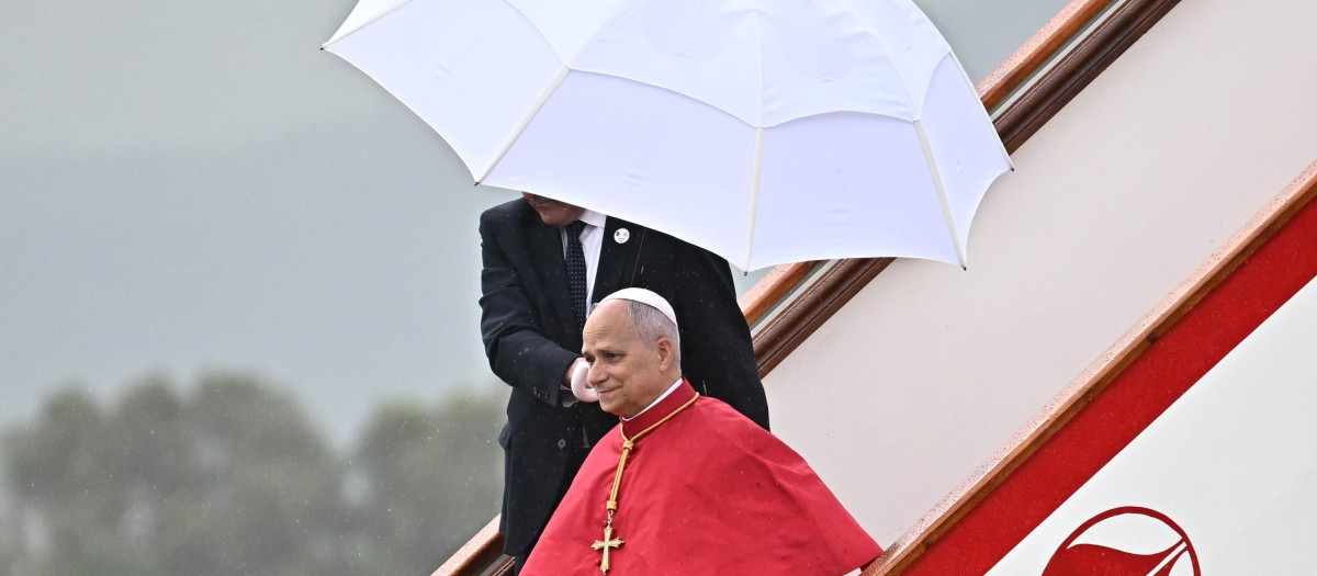 El Papa León XIV desembarca de su avión a su llegada al Aeropuerto Internacional de Argel