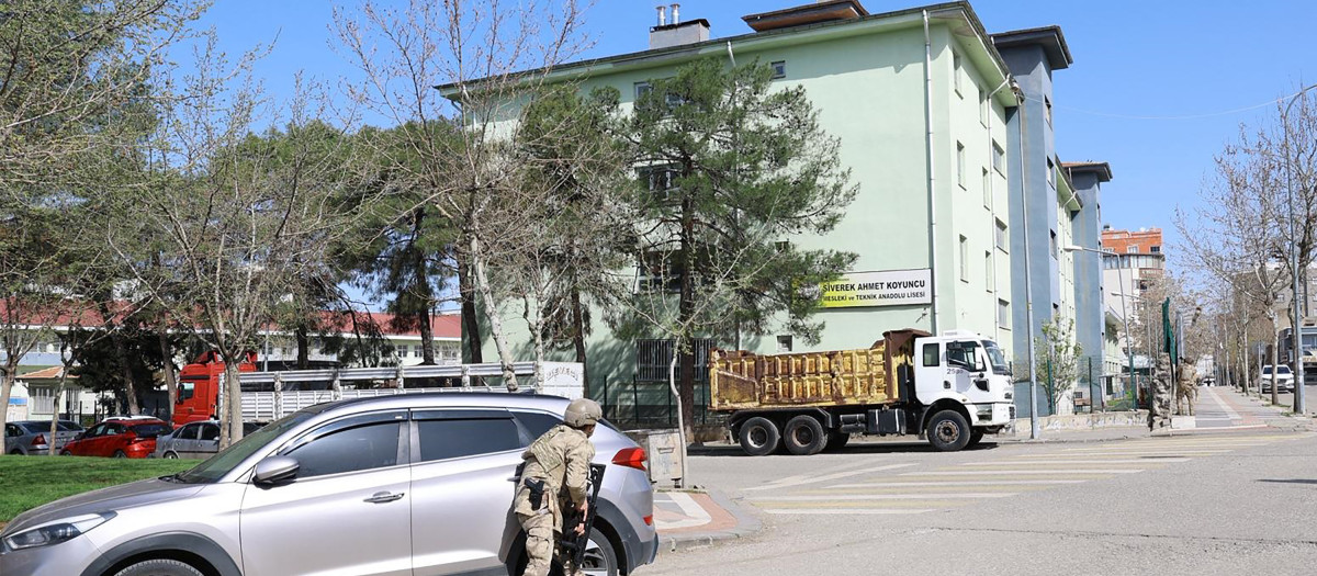 Fuerzas especiales de seguridad rodeando la escuela mientras los estudiantes son evacuados en el sureste de Turquía