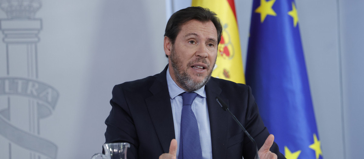 El ministro de Transportes y Movilidad Sostenible, Óscar Puente, comparece en la rueda de prensa tras la reunión del Consejo de Ministros, este martes en Madrid.-   EFE/ Zipi Aragón