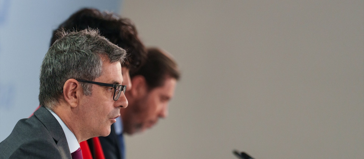 Los ministros Félix Bolaños, Elma Saiz y Óscar Puente durante la rueda de prensa posterior al Consejo de Ministros