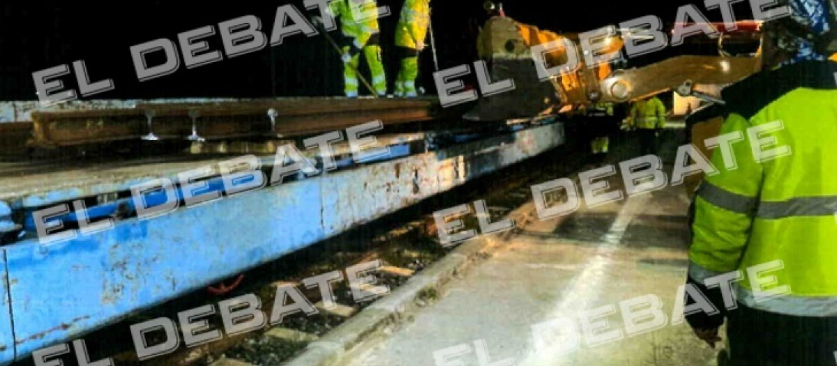 Funcionarios del Ministerio de Transportes retirando pruebas del accidente de Adamuz (Córdoba)