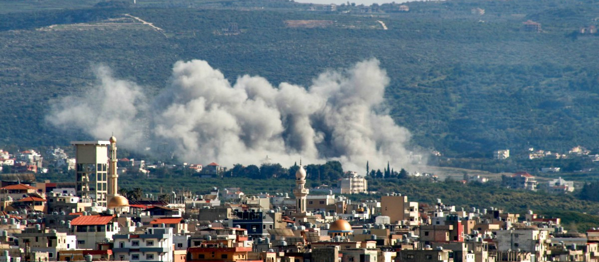 El humo que se eleva desde el lugar donde un ataque aéreo israelí tuvo como objetivo la aldea de Qlaileh