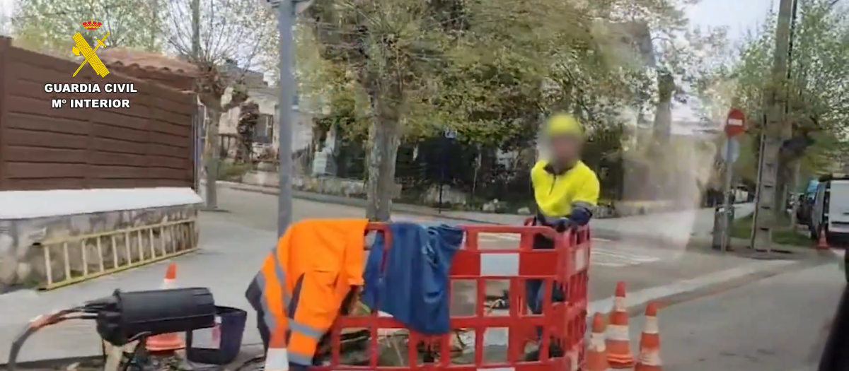 Extracto de una grabación de los detenidos robando cobre disfrazados de operarios de mantenimiento