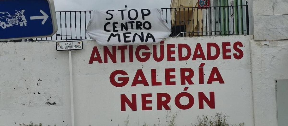Cartel que han colgado con mensaje contra el centro