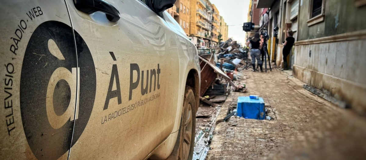 Imagen de archivo de un vehículo de À Punt cubriendo la dana

REMITIDA / HANDOUT por À PUNT
Fotografía remitida a medios de comunicación exclusivamente para ilustrar la noticia a la que hace referencia la imagen, y citando la procedencia de la imagen en la firma
27/10/2025