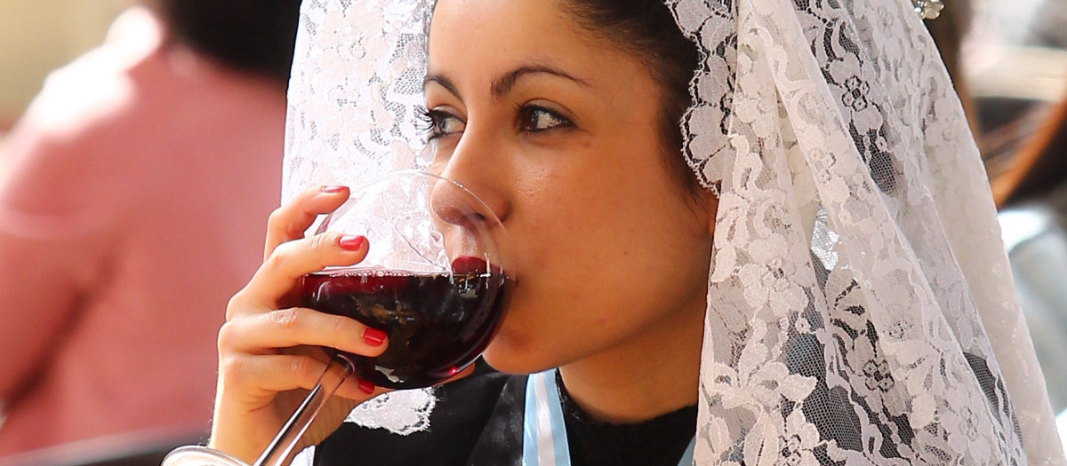 Una joven bebe limonada en Ponferrada durante la Semana Santa