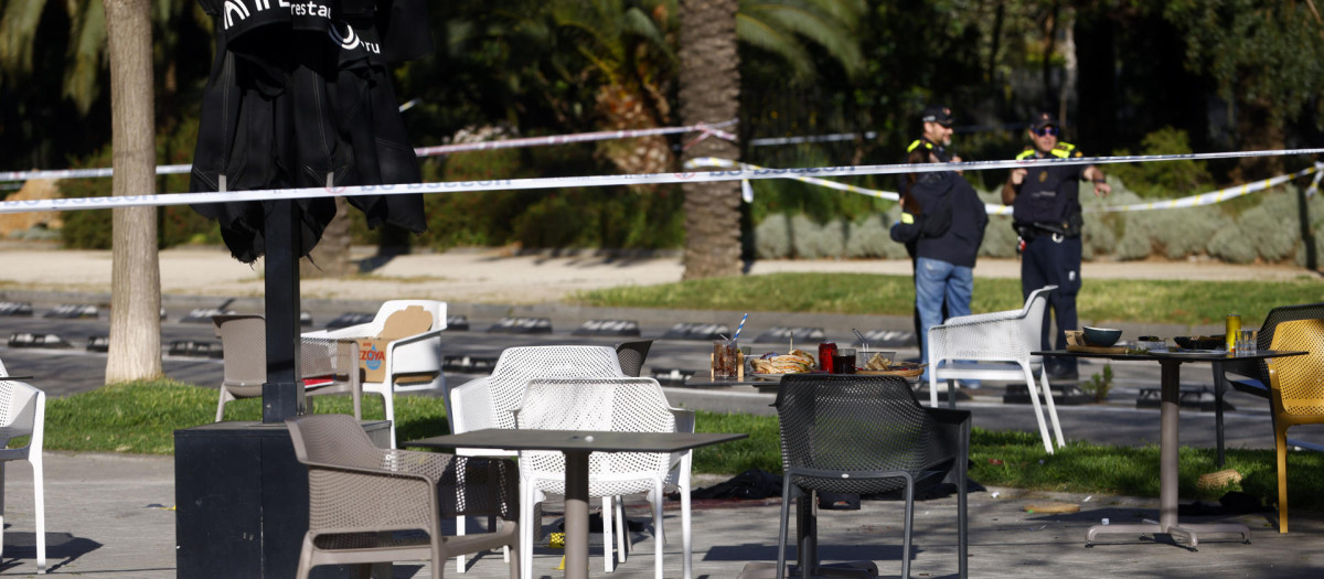 La terraza del Bar Kibo Brunch, acordonada por la policía