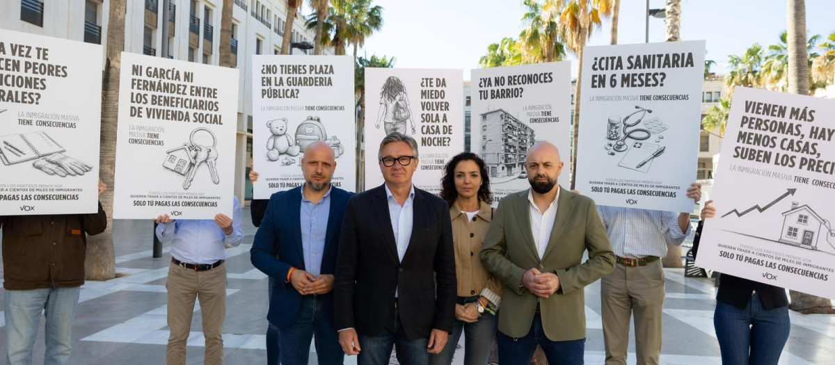 El candidato de Vox en Andalucía, Manuel Gavira (centro), en la presentación de la campaña en El Ejido