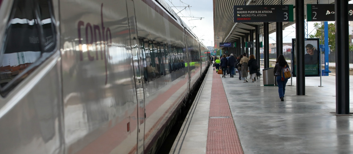 (Foto de ARCHIVO)
Pasajeros de trenes Renfe efectúan el embarque con regularidad tras el robo de cable de línea efectuado el pasado 4 de mayo, a 5 de mayo de 2025, en Toledo, Castilla-La Mancha (España). Renfe ha aumentado a 30 los trenes afectados con 10.700 viajeros que han quedado paralizados o han llegado con demora a su lugar de destino por el robo de cable de línea de alta velocidad Madrid-Sevilla que se ha producido en cuatro puntos diferentes a su paso por la provincia de Toledo.

Juanma Jiménez / Europa Press
05/5/2025