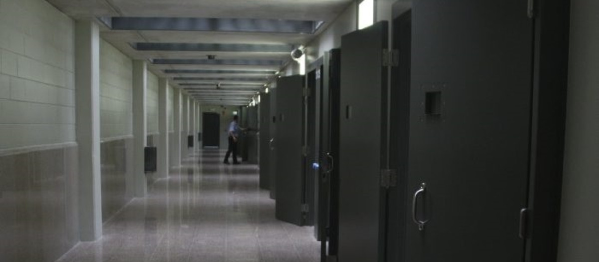 Pasillo de uno de los módulos de la prisión de Puig de les Basses, en Gerona