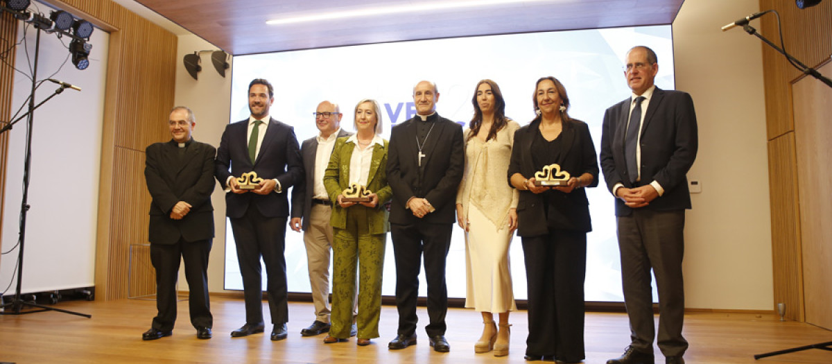 El obispo de Córdoba, Jesús Fernández, junto a directivos de Cáritas y los premiados
