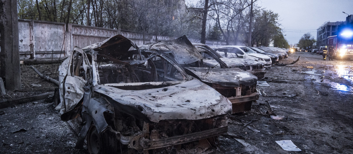 coches calcinados tras un ataque ruso en Kiev