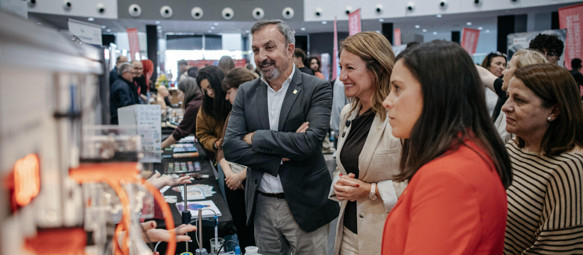 La alcaldesa visita la II Feria de Orientación Formativa ‘Swipe a tu Futuro’
