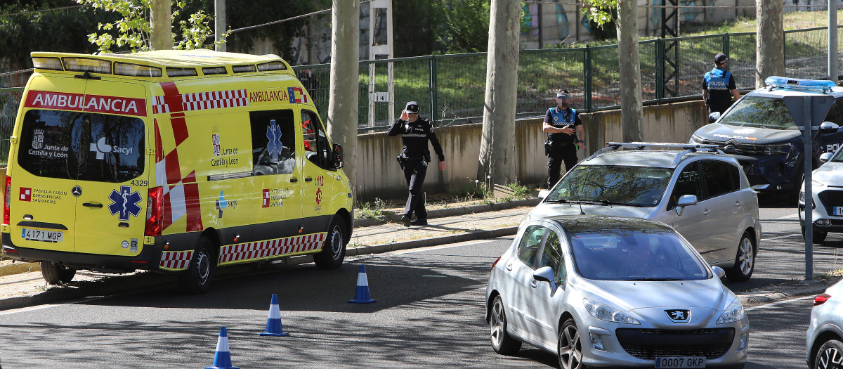 El atropello se produjo en un punto de paso no autorizado junto a la avenida Reyes Católicos cercano a la pasarela de Cardenal Ciesneros y mantuvo interrumpido el tráfico ferroviario, en la imagen policias locales y nacionales en el lugar