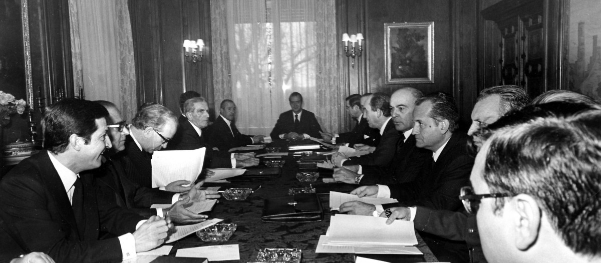 Primer consejo de ministros primer gobierno monarquía