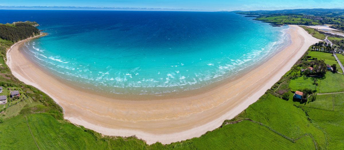Vista aérea de la playa de Oyambre en un día soleado