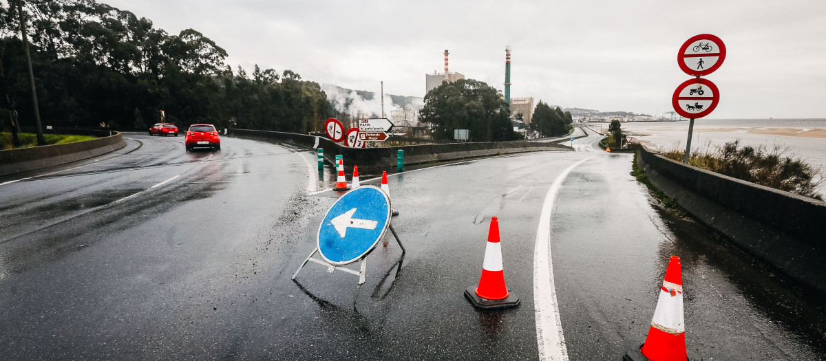 Cierre de la autovía PO-11 durante una jornada de inundaciones