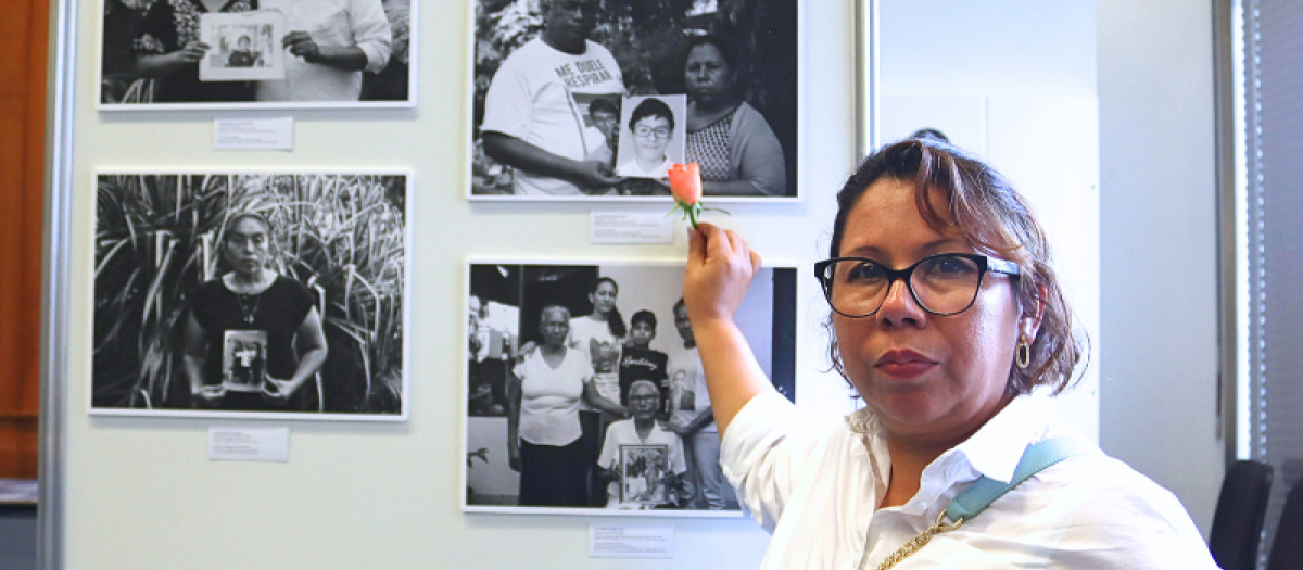 Una integrante de la Asociación Madres de Abril (AMA) muestra una imagen de las víctimas de la represión de Daniel Ortega