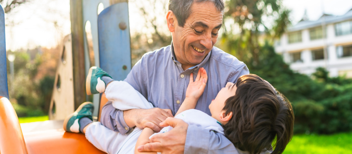 Un abuelo jugando con su nieto