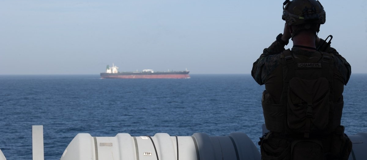 Un marine a bordo del transporte anfibio 'USS New Orleans' (LPD 18) durante el bloqueo impuesto a los puertos iraníes