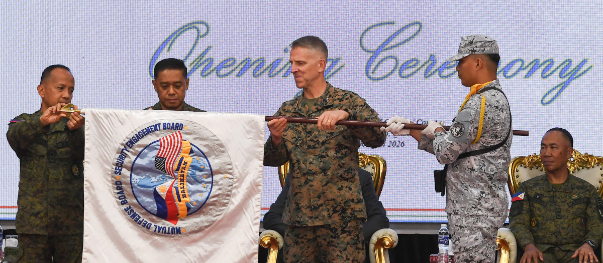 El mayor general Francisco Lorenzo, director del ejercicio militar filipino, el jefe del ejército filipino, general Romeo Brawner, y el teniente general estadounidense Christian Wortman, comandante general de la I Fuerza Expedicionaria de Infantería de Marina, desplegaron la bandera del ejercicio militar conjunto durante la ceremonia de apertura del ejercicio militar conjunto anual Balikatan