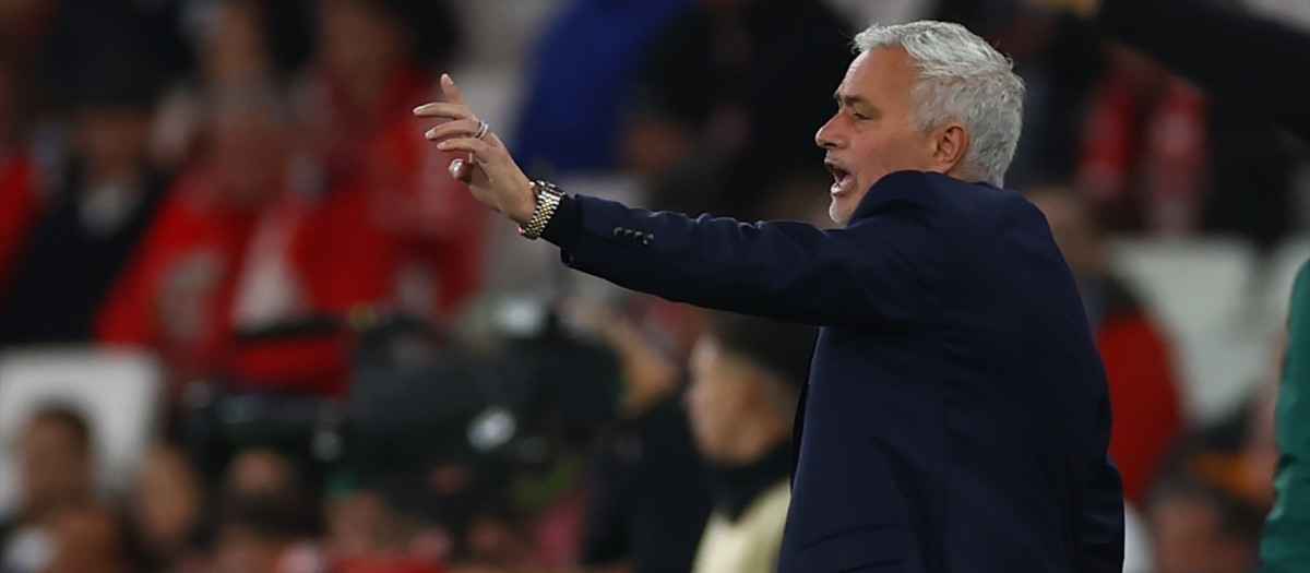 José Mourinho, durante un partido con el SL Benfica
