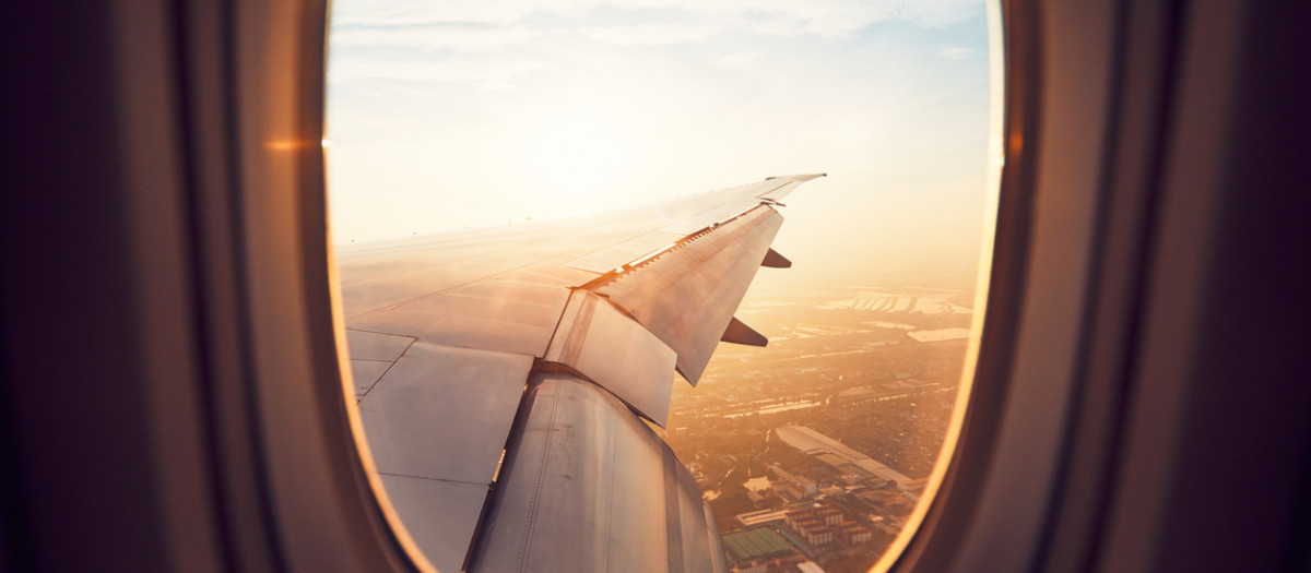 Las persianas de las ventanas de los aviones deben permanecer subidas durante el despegue y el aterrizaje