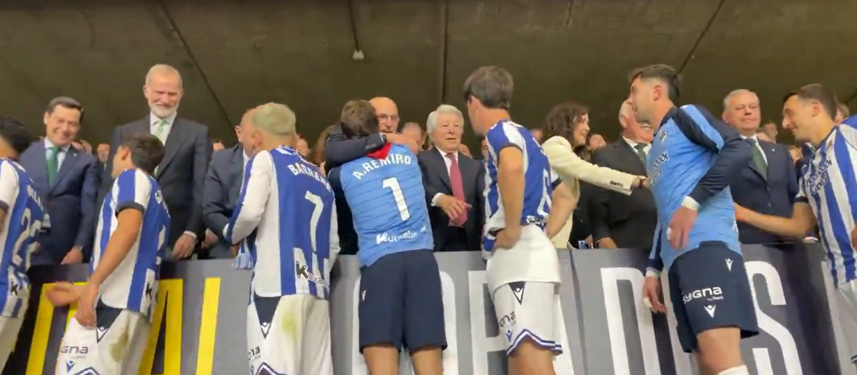 La presidenta de la Comunidad de Madrid, Isabel Díaz Ayuso, saluda al capitán de la Real Sociedad, Mikel Oyarzabal