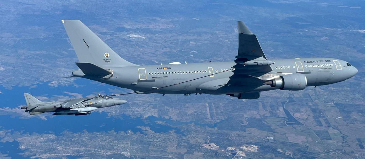 Un Harrier AV-8B+ realiza relleno de combustible en vuelo con un A-330 del 
Ejército del Aire y del Espacio