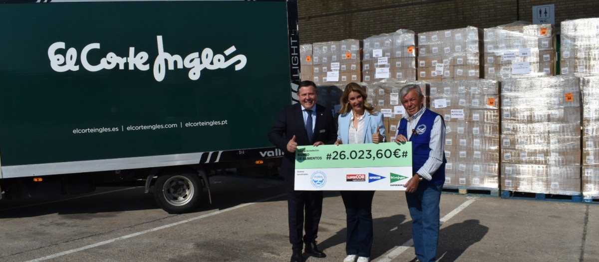 Imagen del cheque que ha entregado El Corte Inglés al Banco de Alimentos de Valencia