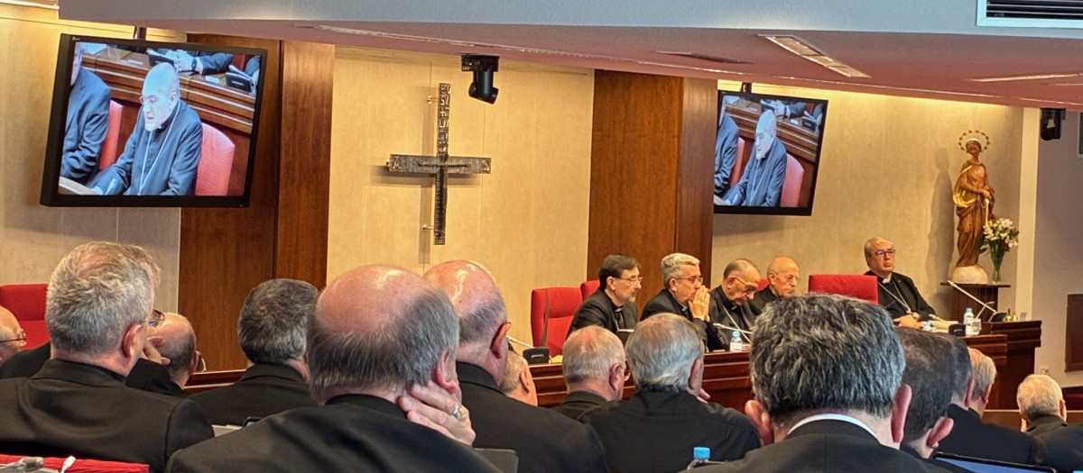 Monseñor Pioppo, en las pantallas, ha preferido sentarse entre los obispos