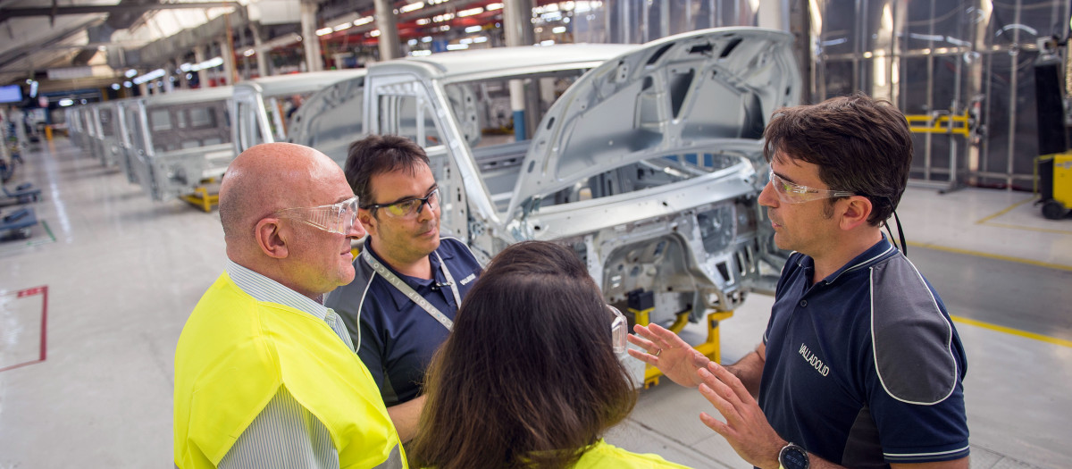El alcalde de Valladolid, Jesús Julio Carnero, visita la factoría Iveco, en una imagen de archivo