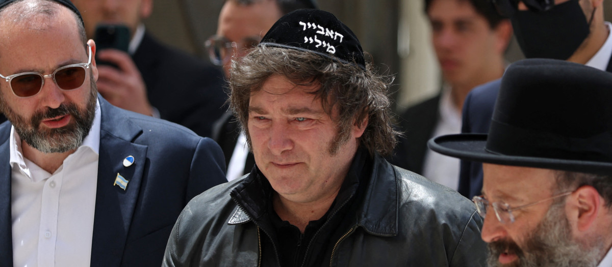 El presidente de Argentina, Javier Milei (C), visita el Muro de las Lamentaciones en la Ciudad Vieja de Jerusalén