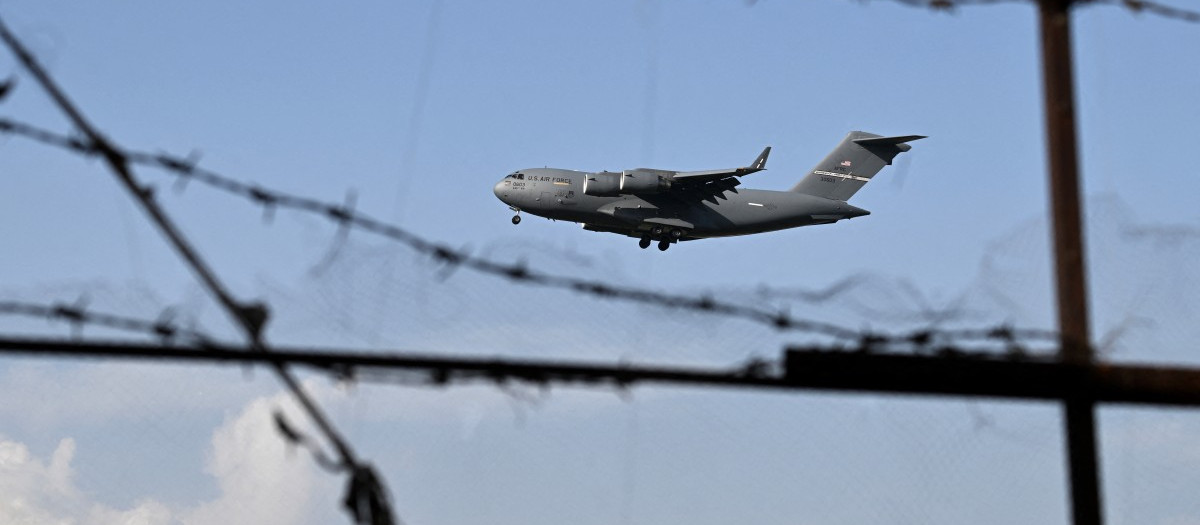 Un avión Boeing C-17A Globemaster III de la Fuerza Aérea de Estados Unidos se prepara para aterrizar en la base aérea militar de Nur Khan, en Rawalpindi, Pakistán