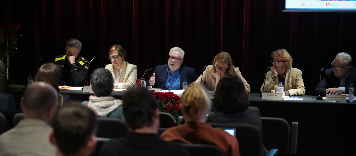 (i-d) El intendente de la Guardia Urbana, Diego Calero, la quinta teniente de alcalde de Barcelona, Raquel Gil, el presidente del Consell de Gremis y del Gremi de Floristes, Joan Guillén, la directora general de Comercio de la Generalitat, Marta Angerri,  el presidente del Gremi de Llibreters, Èric del Arco, y el presidente del Gremi de Flequers, Jaume Bertran, durante la rueda de prensa de actividades del jueves, día de Sant Jordi, a 20 de abril de 2026, en Barcelona, Cataluña (España).