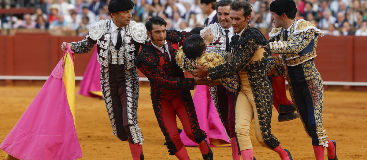Morante de la Puebla, durante su traslado a la enfermería