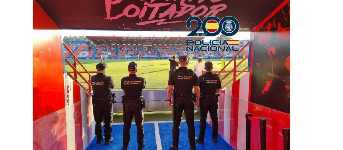 Agentes de la Policía Nacional en el estadio Anxo Carro de Lugo

REMITIDA / HANDOUT por POLICÍA NACIONAL
Fotografía remitida a medios de comunicación exclusivamente para ilustrar la noticia a la que hace referencia la imagen, y citando la procedencia de la imagen en la firma
21/4/2026
