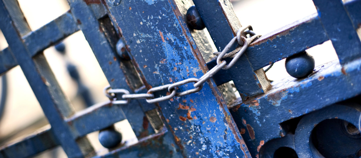 Una puerta con una cadena, en una imagen de archivo