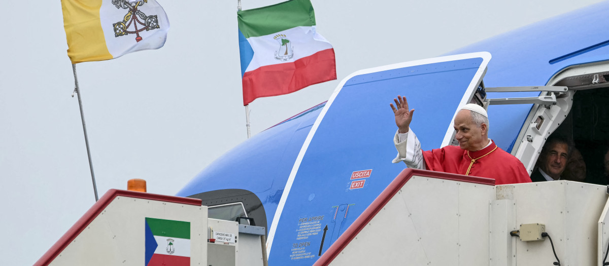 León XIV saluda al bajar del avión tras llegar al Aeropuerto Internacional de Malabo