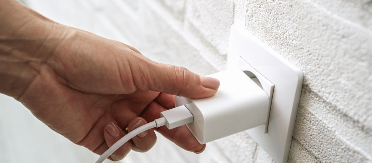 Lo mejor es desconectar el cargador de la corriente mientras esté en desuso