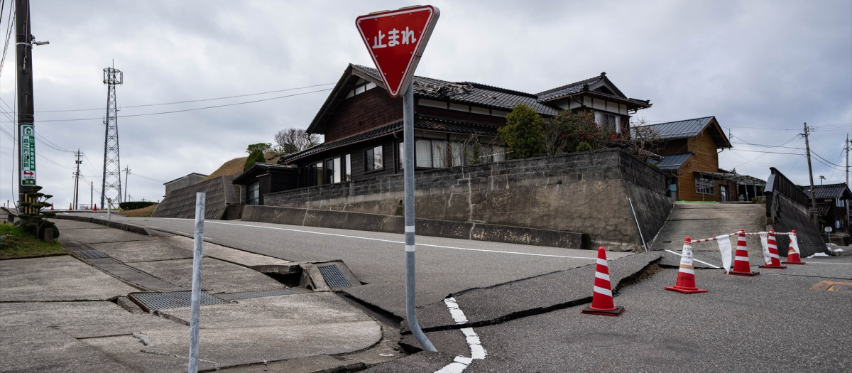 Carretera dañada por los terremotos en Hakui, prefectura de Ishikawa, Japón