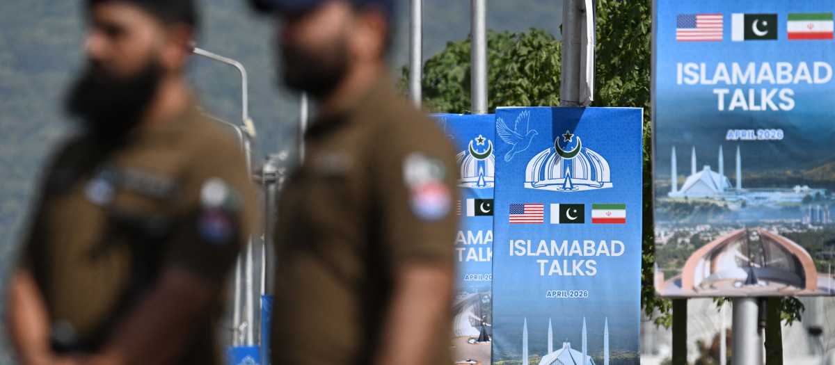 Personal de seguridad monta guardia en un puesto de control cerca del Hotel Serena en la Zona Roja de Islamabad