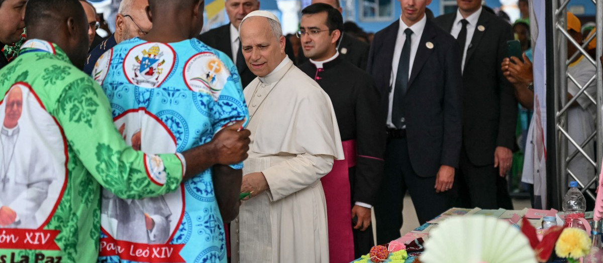 León XIV (C) visita al personal y a los pacientes del hospital psiquiátrico "Jean Pierre Olie" en Malabo