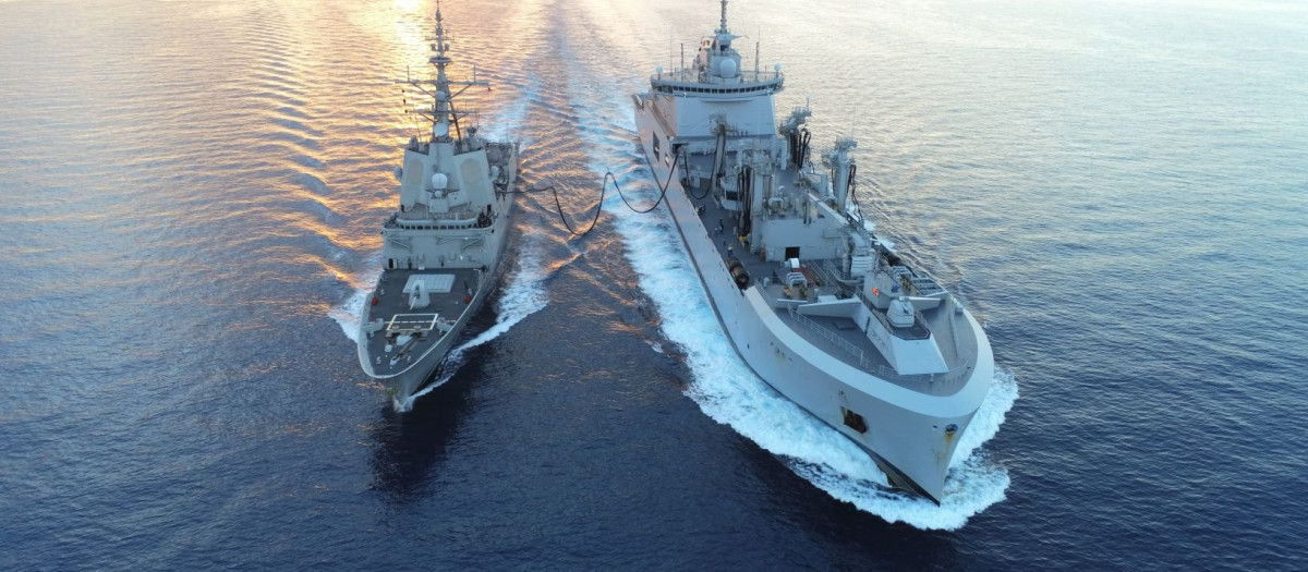 El buque de aprovisionamiento en combate Jacques Chevallier reabastece a la fragata española Méndez Núñez