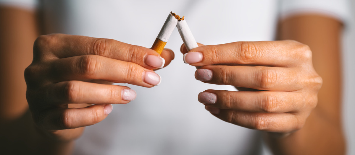 Una mujer rompe un cigarro