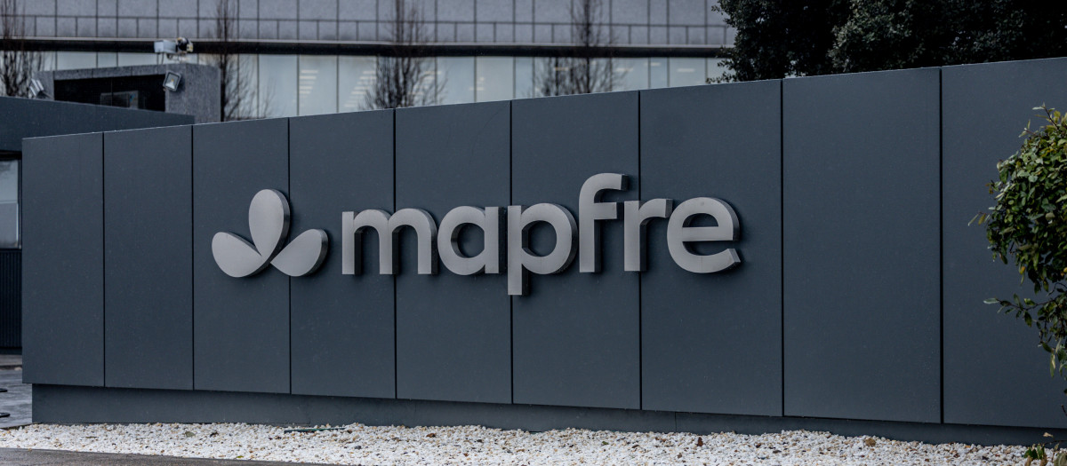 Nueva imagen de Mapfre implantada en las fachadas de las oficinas centrales de la aseguradora en Majadahonda