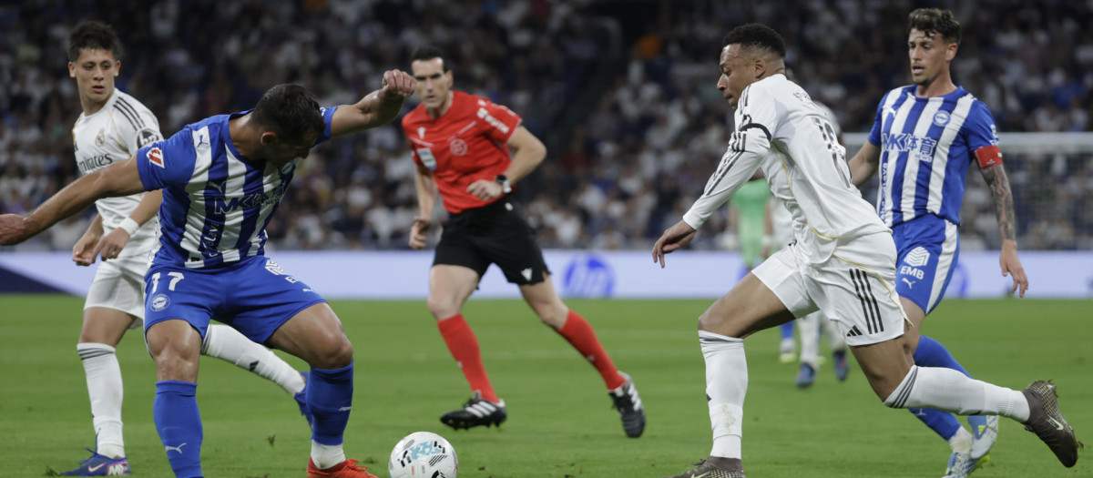 Kylian Mbappé (d) presiona al defensa del Alavés Jonny