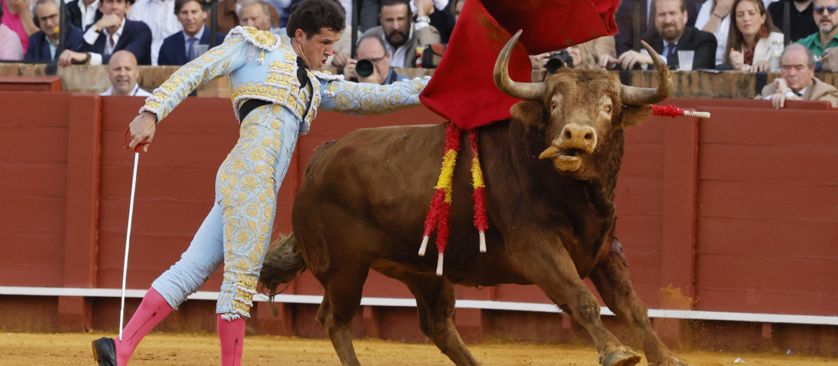 Daniel Luque da un pase de pecho al primero de su lote, al que cortó una oreja