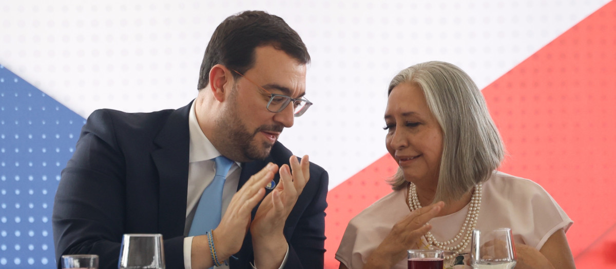 El presidente del Principado de Asturias (España), Adrián Barbón, y la presidenta de la Cámara Nacional de la Industria de la Transformación, Lourdes Medina